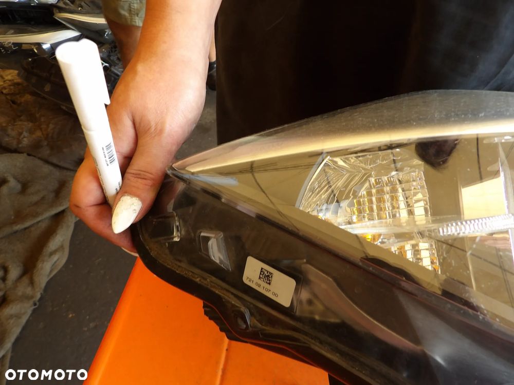 BMW - F30 - H7 - URWANE UCHO - PRAWA LAMPA PRZEDIA - EUROPA - 7259524 - 4