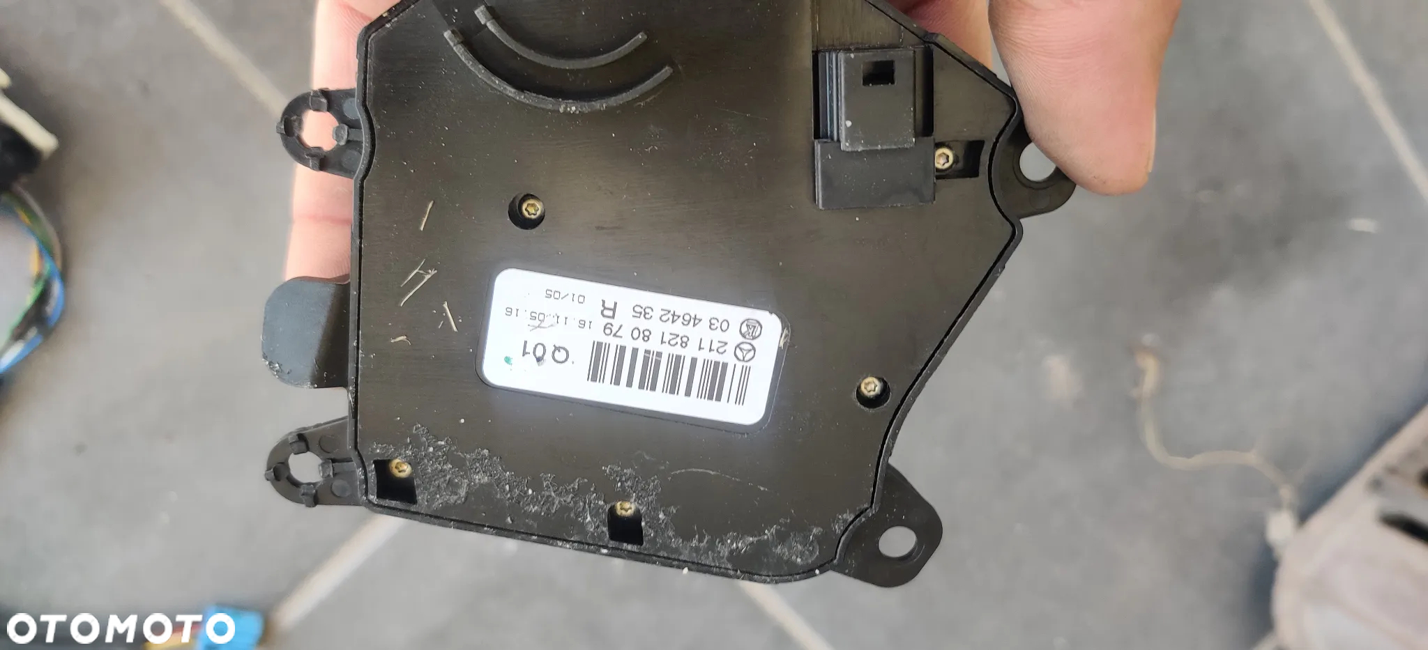 MERCEDES W211 W219 PRZELACZNIK FOTELA PRAWY 2118218079 - 2