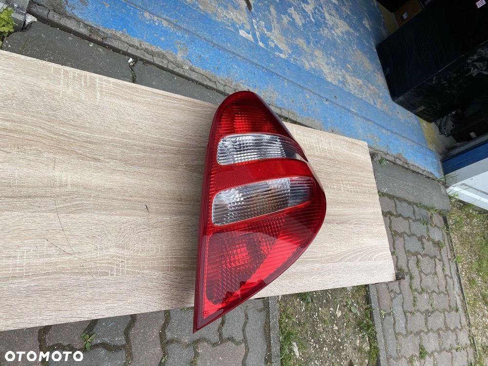 LAMPA TYLNA PRAWA MERCEDES A KLASA W169 A1698200464 - 1