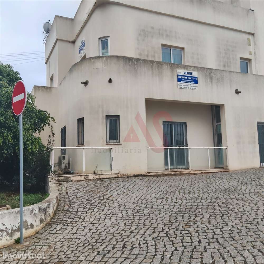 Loja no Rés do Chão com possibilidade de transformação em habitação T2 - Grande imagem: 2/10