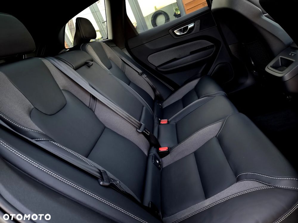 Volvo XC 60 B4 D Plus Dark - 28