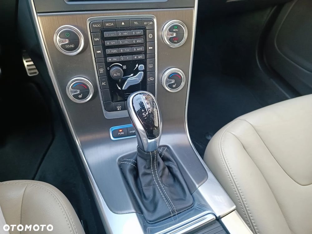 Volvo V60 D6 AWD Plug-in Hybrid Summum - 25