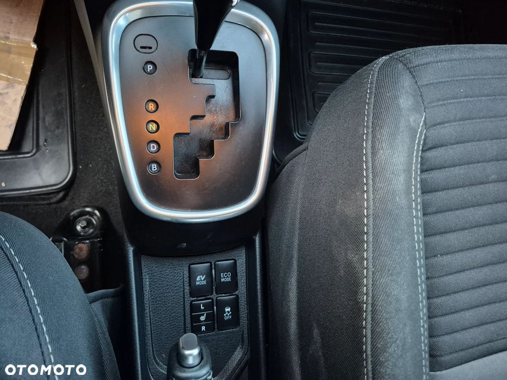 Toyota Yaris Hybrid 100 Business Edition - 19