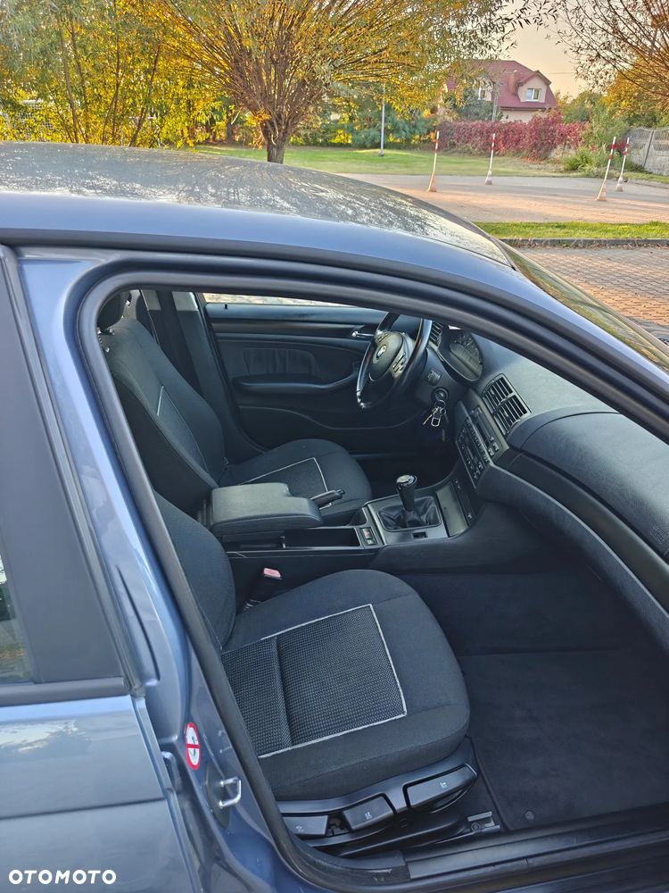 BMW Seria 3 318i - 23