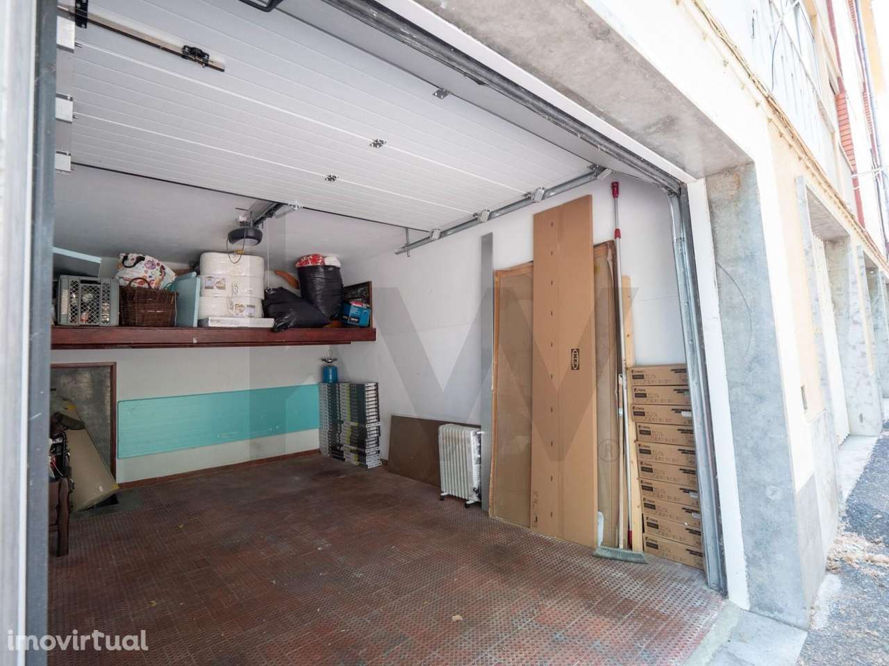 Box em frente ao Colégio Maristas de Carcavelos - Grande imagem: 4/11