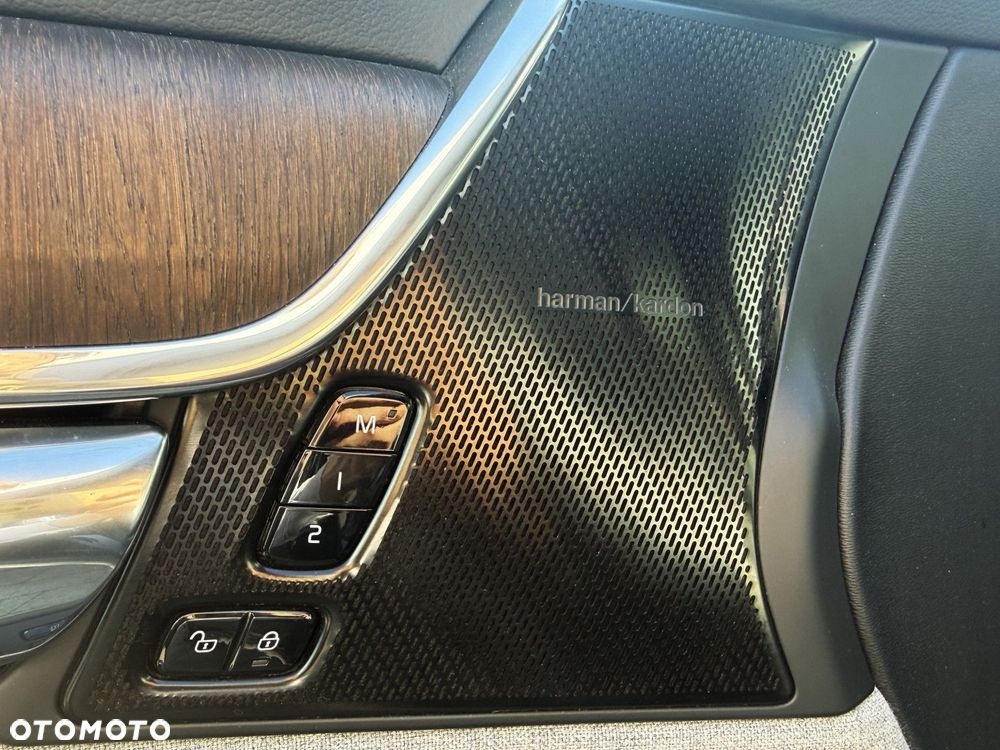 Volvo V90 Cross Country - 24