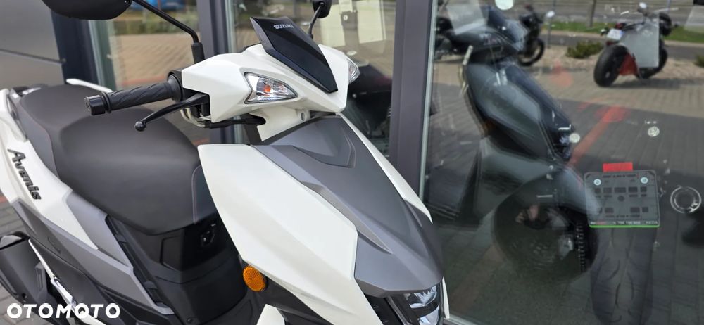 Suzuki Avenis - 11