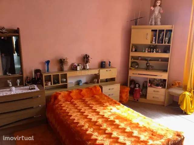 Moradia de três pisos com amplas divisões e excelente localização em R - Grande imagem: 3/20