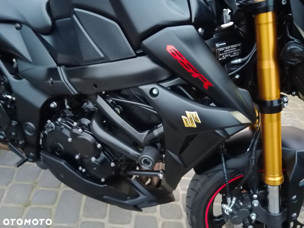 Suzuki GSR - 8