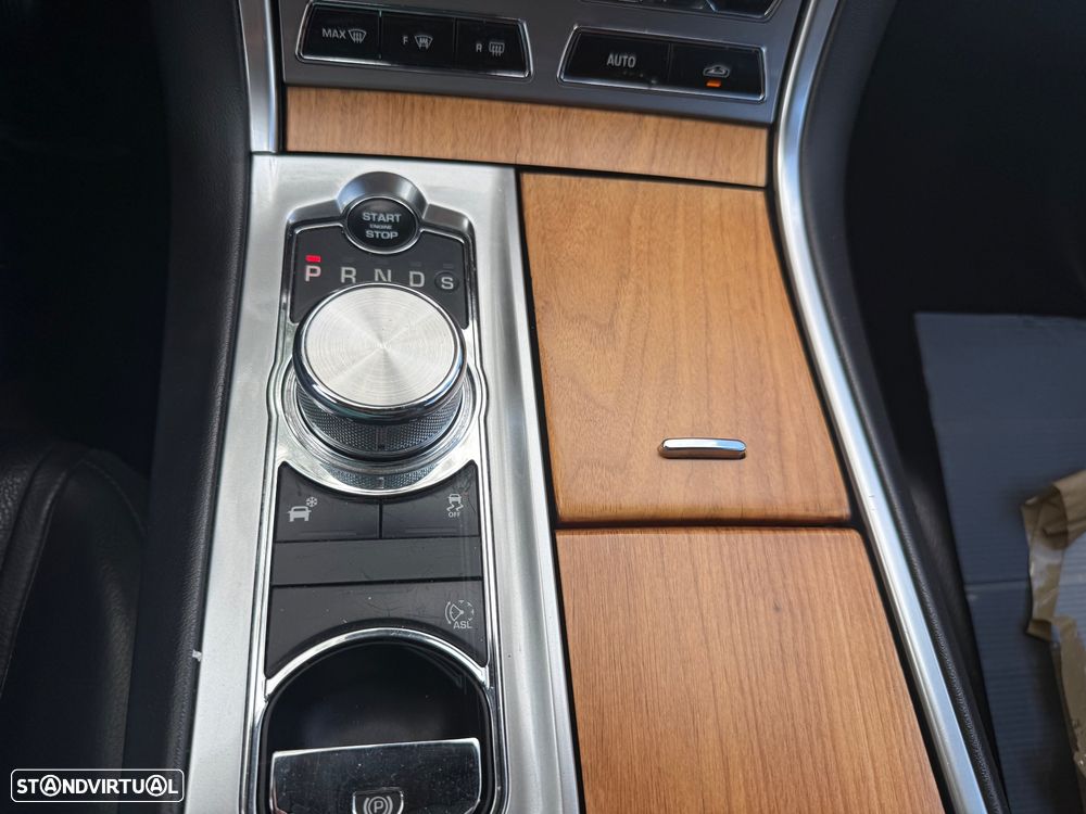 Jaguar XF Sportbrake 2.2 D Luxury - 24