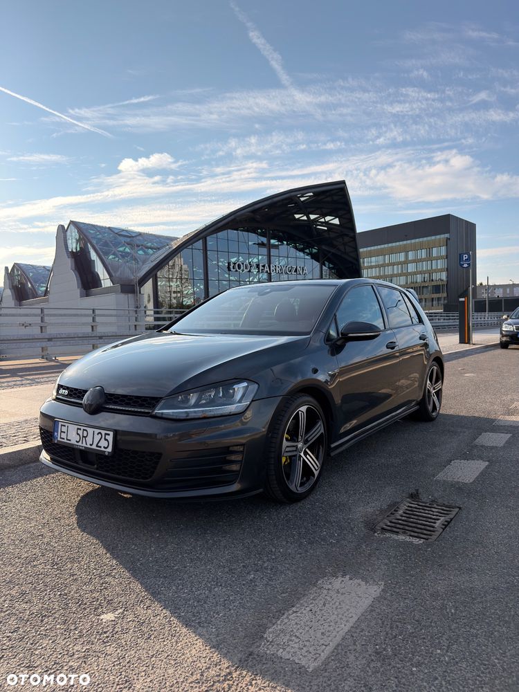 Volkswagen Golf - 2