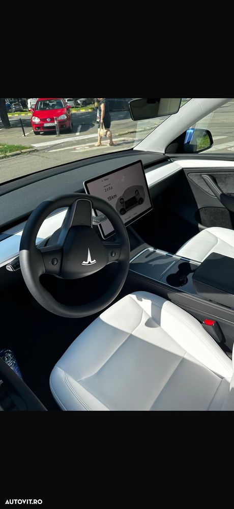 Tesla Model Y - 4