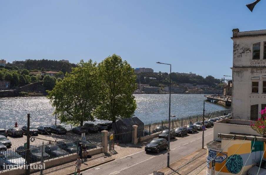 Dois prédios contíguos na marginal ribeirinha, zona histórica do Porto - Grande imagem: 5/6