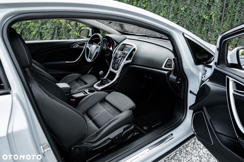 Opel Astra IV GTC 1.6 T Sport - 27