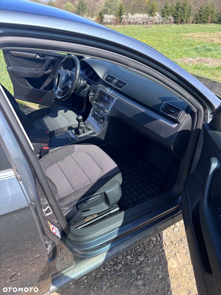 Volkswagen Passat 1.6 TDI DPF BlueMotion Technology Comfortline - 22