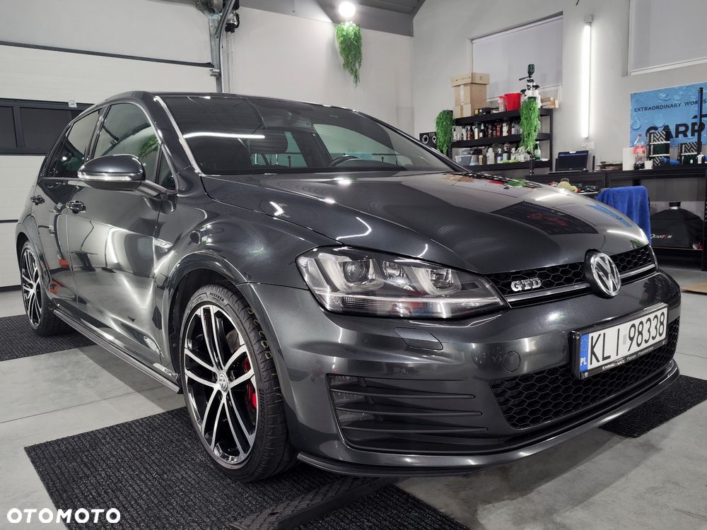 Volkswagen Golf - 1