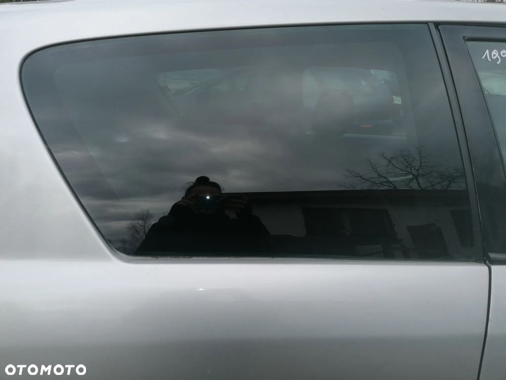 SZYBA KAROSERYJNA PRAWA LEWA TYL COROLLA E12 3D - 1