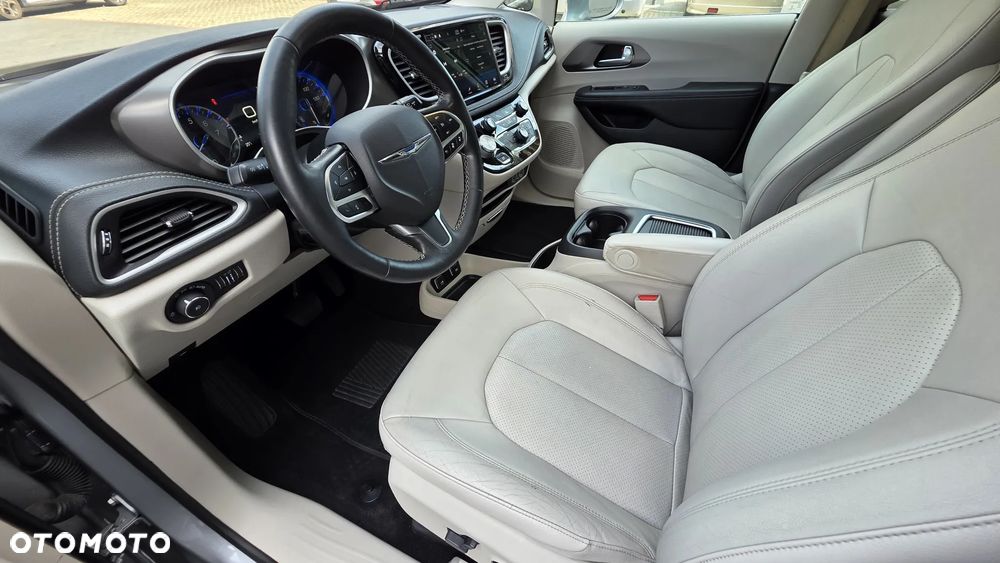 Chrysler Pacifica - 12