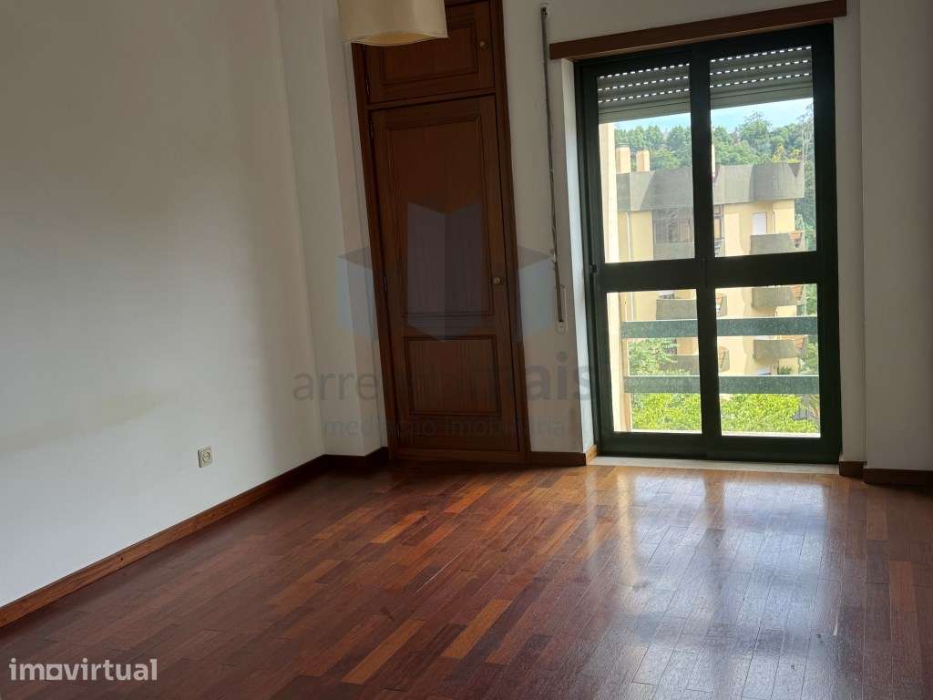 Arrenda.se apartamento T1 com aparcamento em garagem fechada - Grande imagem: 4/9