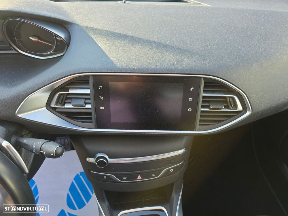 Peugeot 308 1.2 PureTech Allure EAT8 - 28