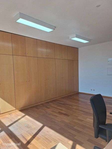 Escritório 45m² | Luz natural | Garagem | Prédio empresarial | 550€ - Grande imagem: 5/8