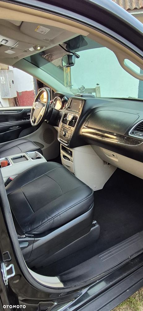 Chrysler Town & Country 3.6 Limited - 16