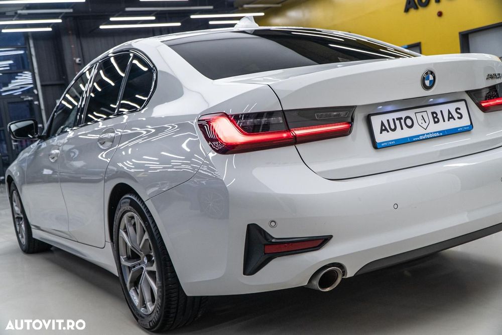 BMW Seria 3 320i Aut. Sport Line - 31
