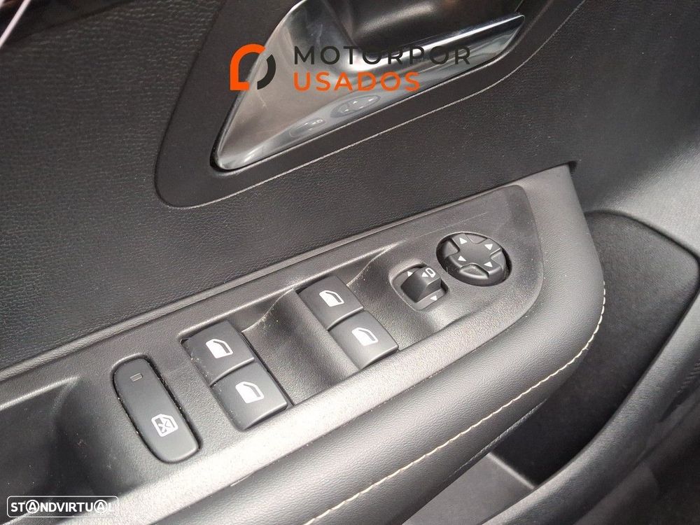 Peugeot 208 1.2 Hybrid Allure e-DCS6 - 12