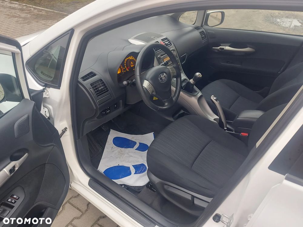 Toyota Auris 1.6 VVT-i Executive - 11