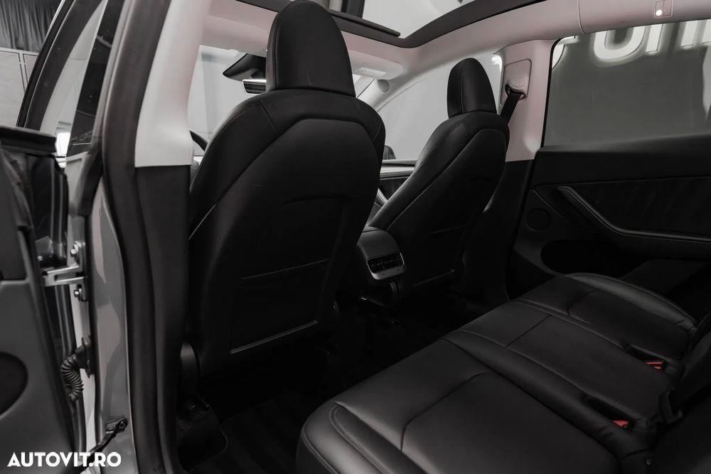 Tesla Model Y Long Range AWD - 26