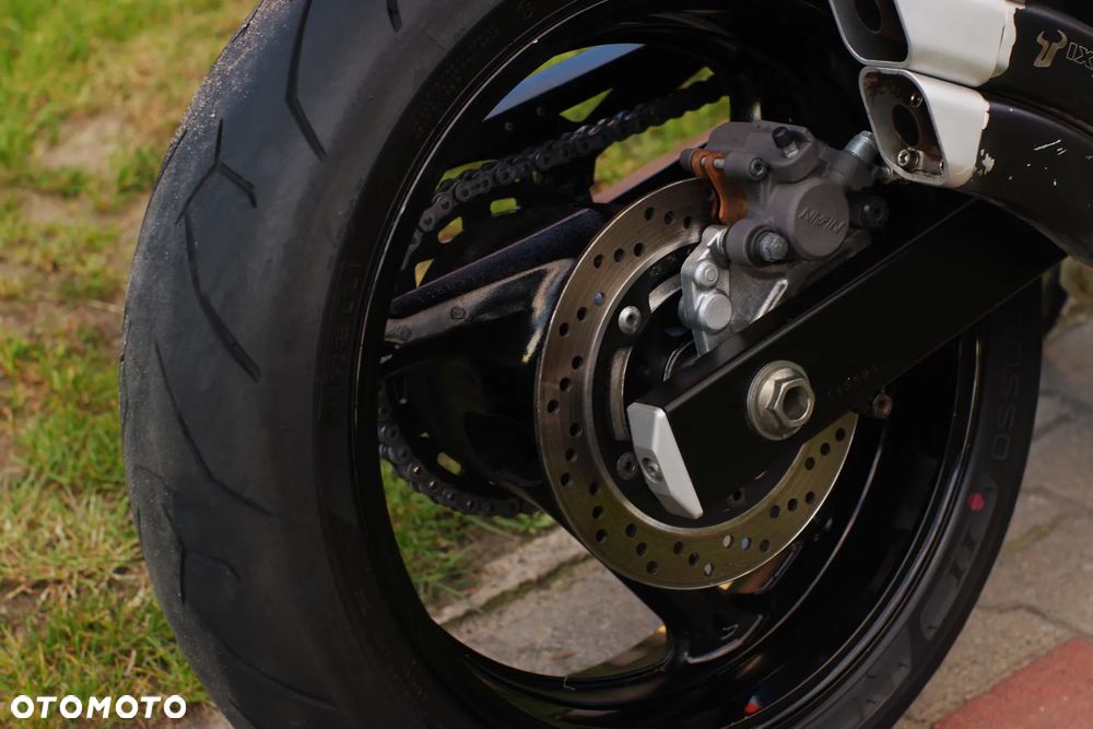 Suzuki GSR - 6