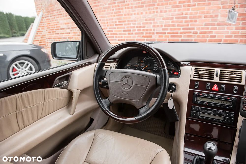 Mercedes-Benz Klasa E - 21