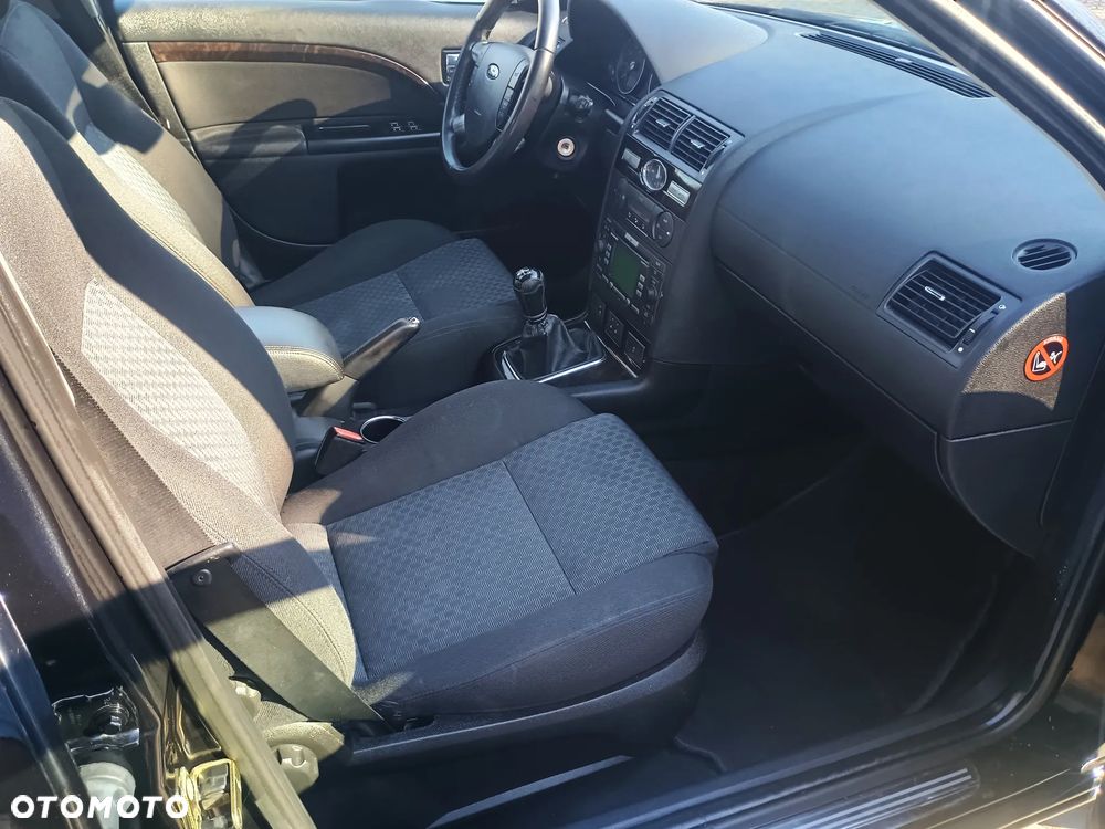 Ford Mondeo 1.8 Ghia - 13