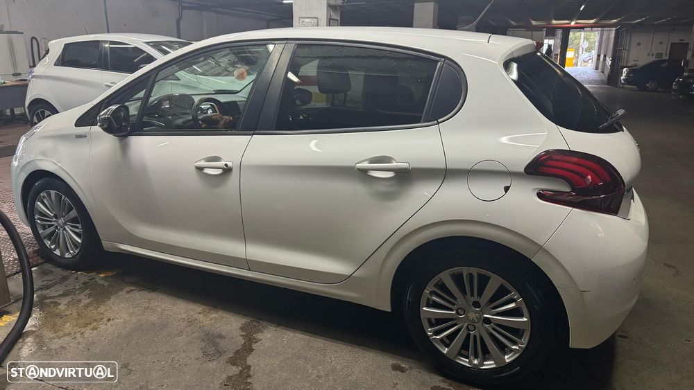 Peugeot 208 1.6 BlueHDi Style - 4