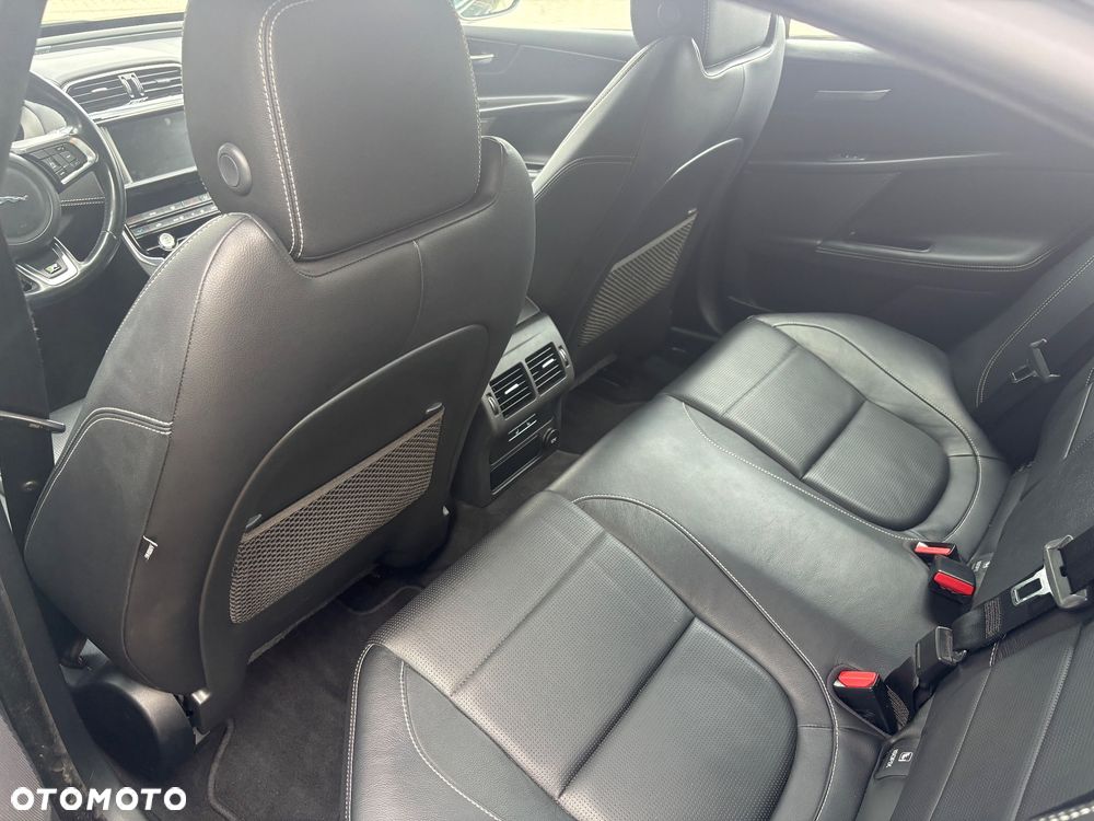 Jaguar XE 2.0 D R-Sport - 28