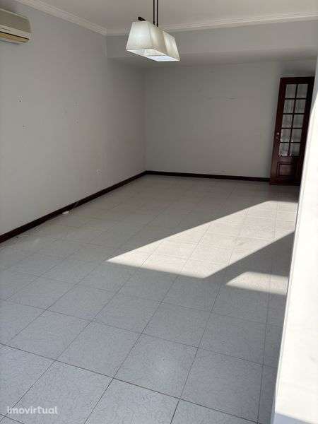 T2 com boas areas e vista desafogada - Grande imagem: 3/8