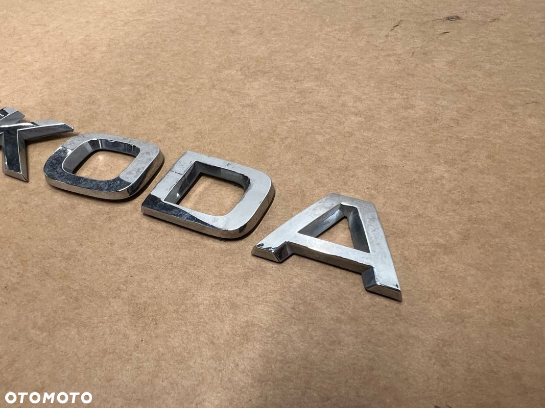 Skoda Octavia IV 4 znaczek logo emblemat KLAPY BAGAŻNIKA - 2
