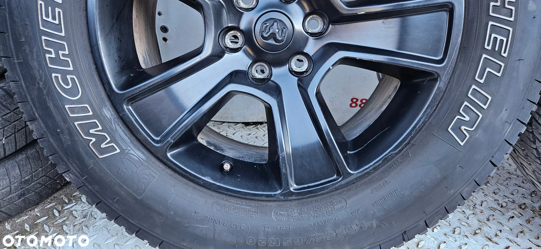 RAM 1500 V 5 2019-  Felgi aluminiowe Komplet felg Alufelgi 275/65/20 R20 20 Cali Felga 5YD55TRMAA 6x139.7 Opona bardzo ładna DOT 34/23 michelin - 6