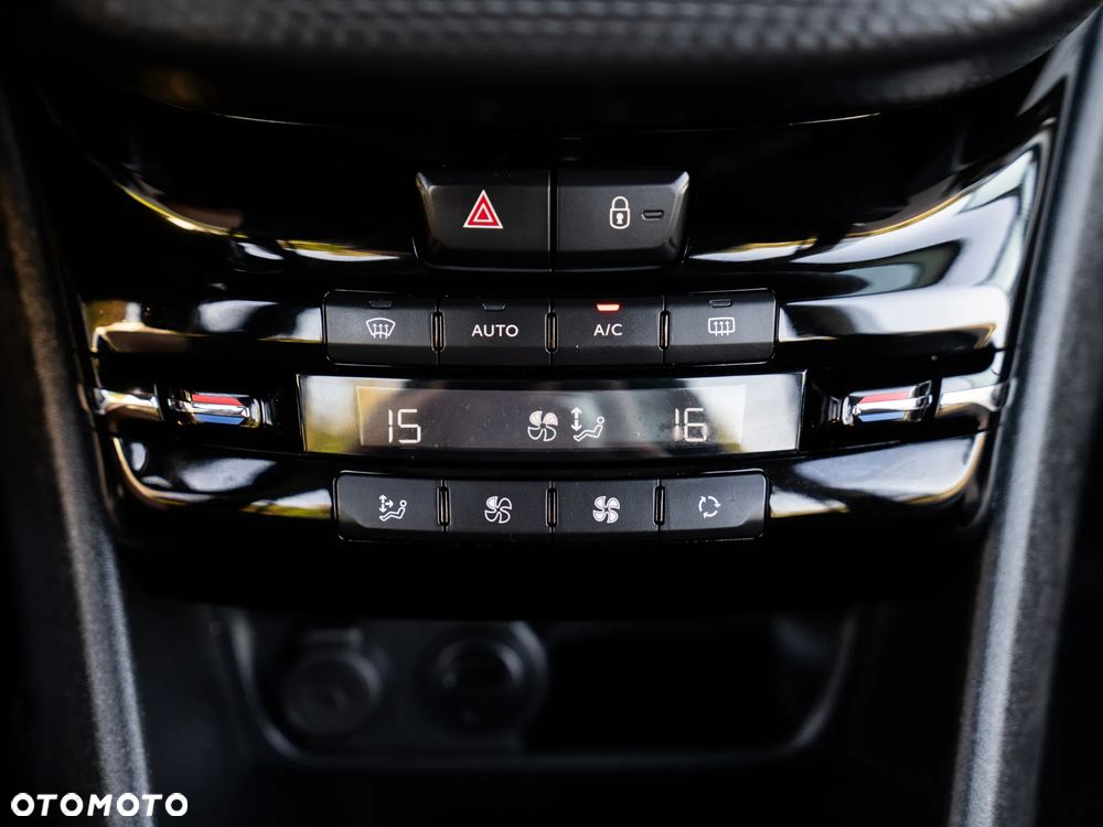 Peugeot 2008 1.2 Pure Tech Allure S&S - 37