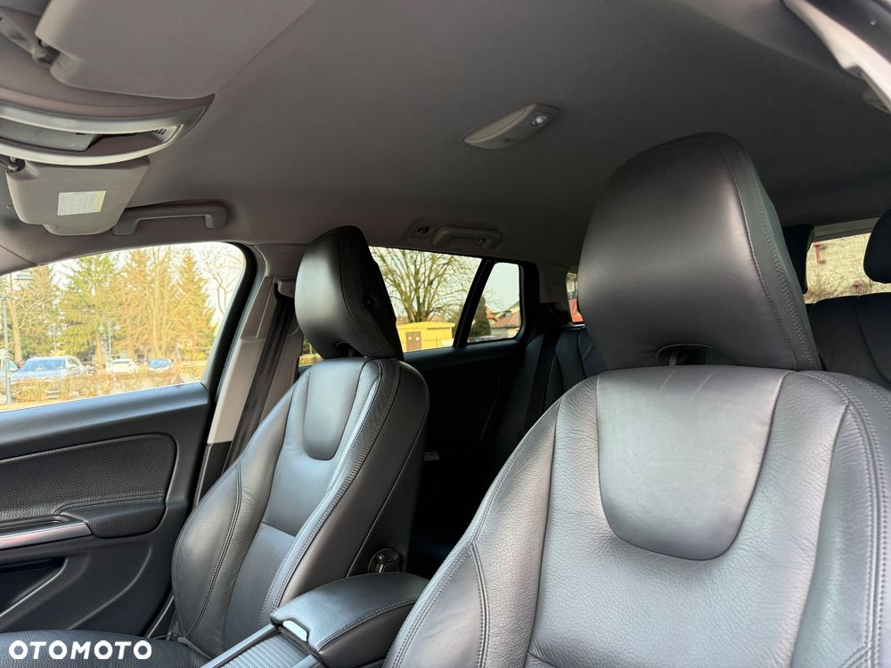 Volvo V60 D6 AWD Plug-in Hybrid Momentum - 26