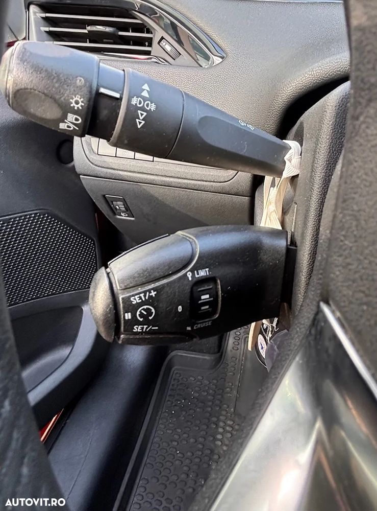 Peugeot 208 1.2 L PureTech STT Allure - 6