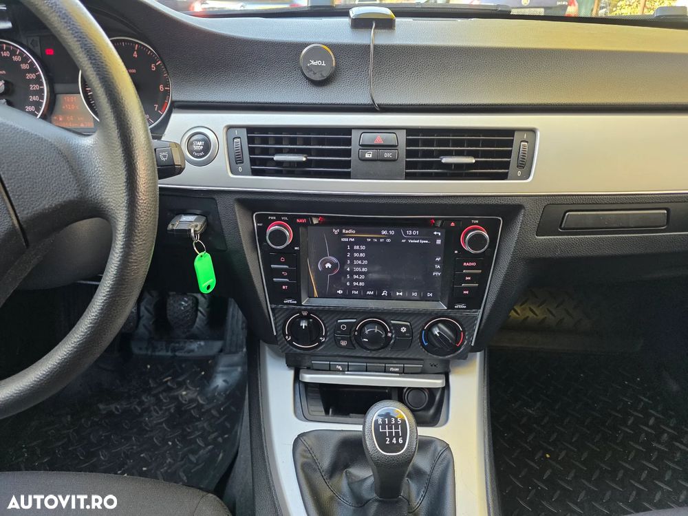 BMW Seria 3 318i Touring - 13