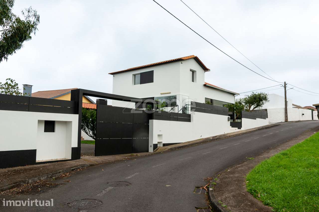 Moradia T3 com Jardim, Churrasqueira e Garagem - Pico da Pedra - Grande imagem: 4/27