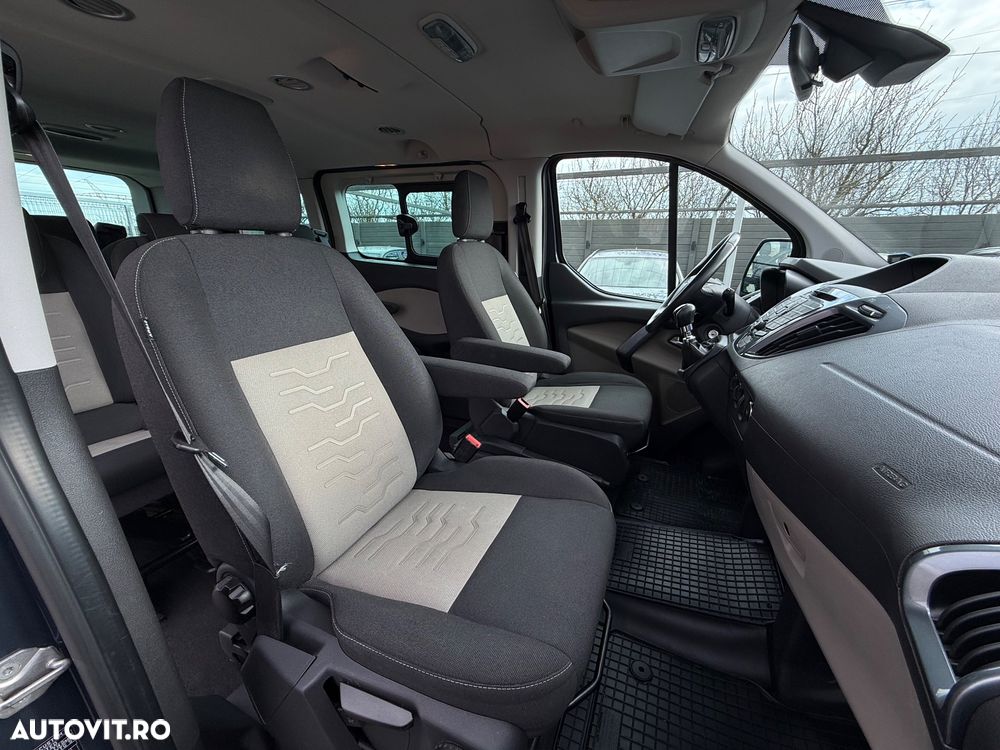 Ford Tourneo Custom - 12