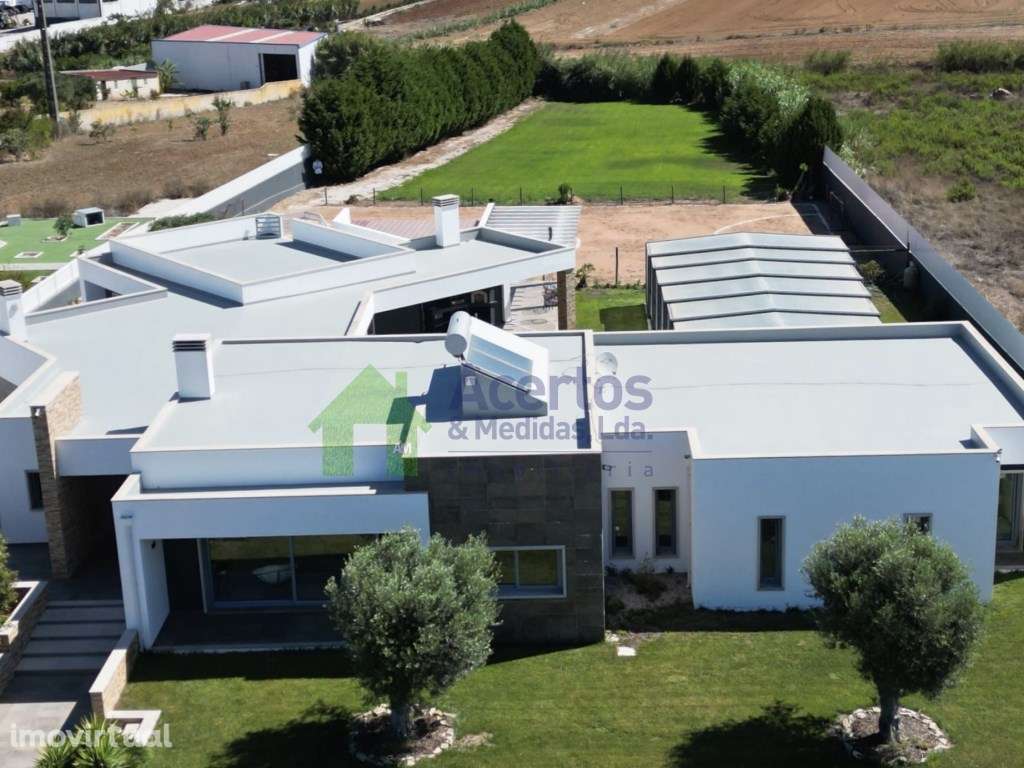 MORADIA TÉRREA COM JARDIM - Grande imagem: 3/60