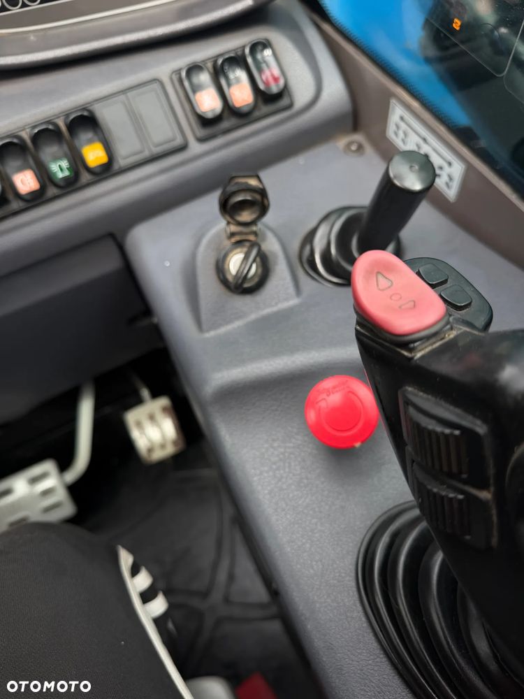Manitou MT625H. Wersja COMFORT lepsza od Easy!! Ładowarka Teleskopowa 6 metrów Wysuw. Udźwig 2,5tony. Jak Nowa z Salonu. Pochodzi z Gospodarstwa Norweskiego! 2017rok. przebieg tylko 3200mtg. Silnik Kubota 4cyl. Mocny 80 Km. ZERO ZUŻYCIA ORYGINAŁ. Bez luzów i wycieków. Aktualna DEKRA BMWT. Mała Gabarytowo a Bardzo wydajna maszyna. Opony Nowe! Szybka wolna jazda. 3tryby skrętu! Zadbany sprzęt. Okazja - 37
