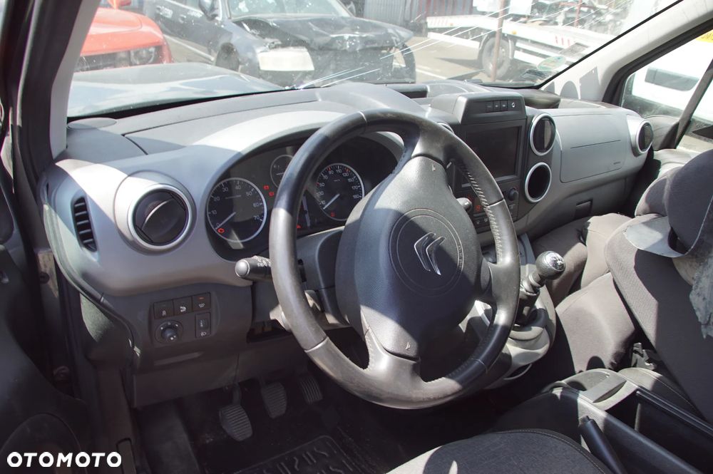 Pojazd na części Citroen 692324777 berlingo 1.6 hdi DV6FC 120km 2018 skrzynia 6 biegowa kolor KTP SHARK GREY PAINT szyba komputer maglownica drzwi klapa deska poduszka maglownica rozrusznik alternator sprężarka skup aut złomwanie szrot kasacja - 11