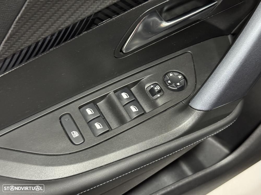 Peugeot 2008 1.2 PureTech Allure - 20