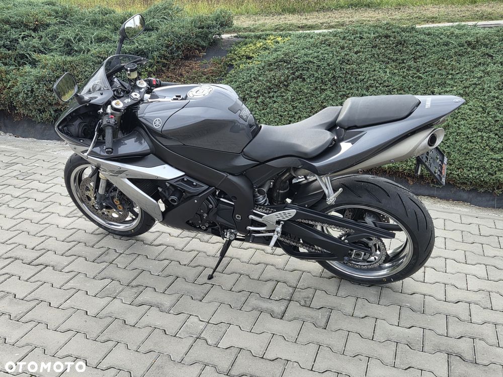 Yamaha R1 - 8