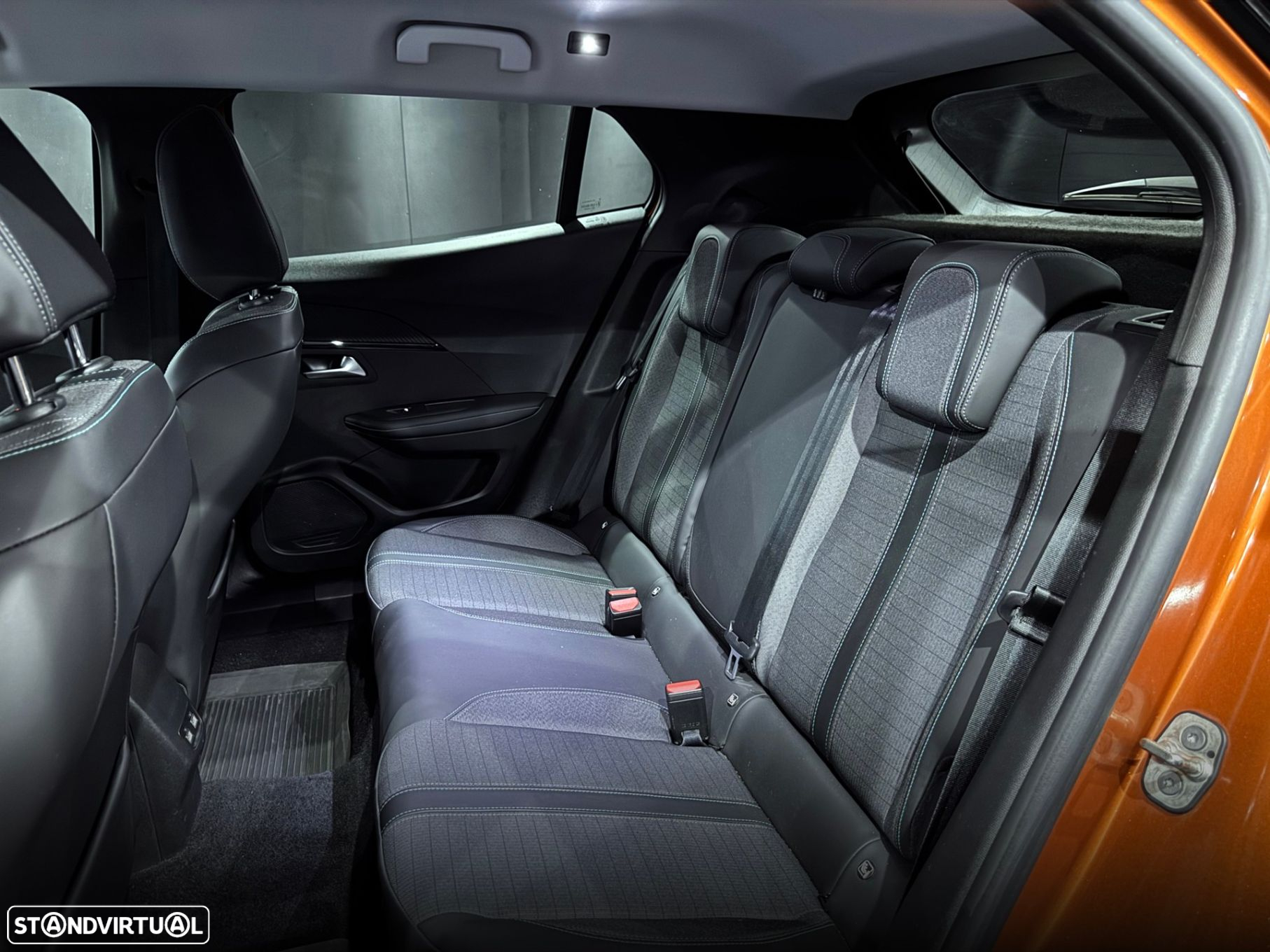 Peugeot 2008 1.2 PureTech Allure Pack EAT8 - 29